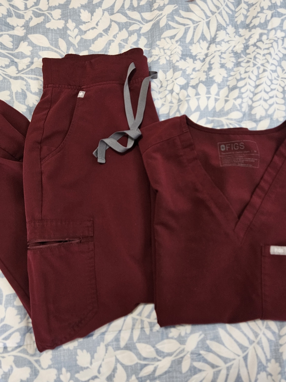 FIGS Maroon Scrub Set - Maroon pants: S,  shirt:M